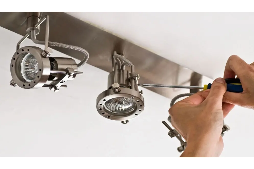 تعویض لامپ هالوژن