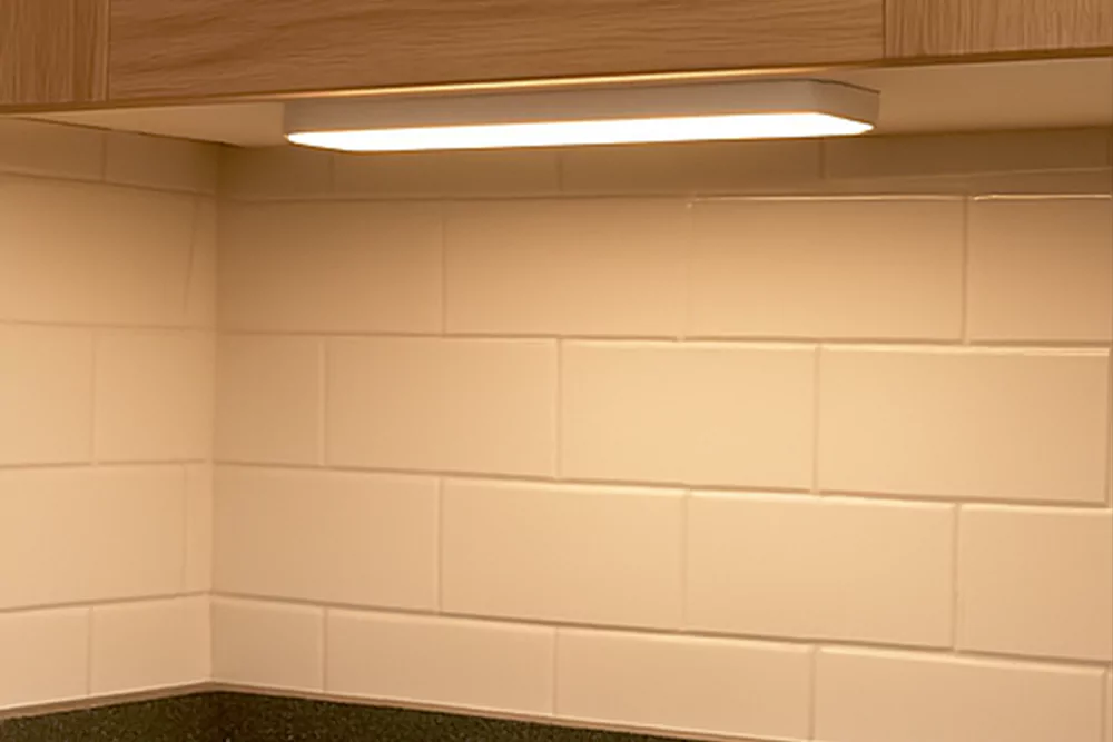 تست نصب چراغ زیر کابینتی